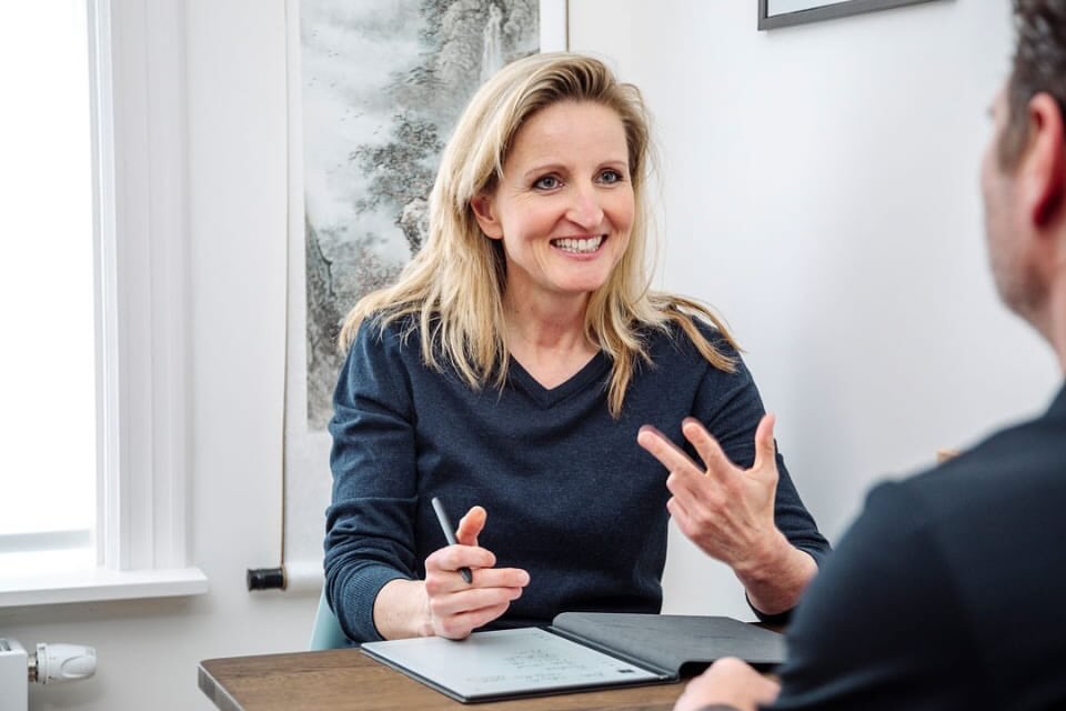 Acupuncturist Mandy Hopman tijdens een persoonlijk gesprek